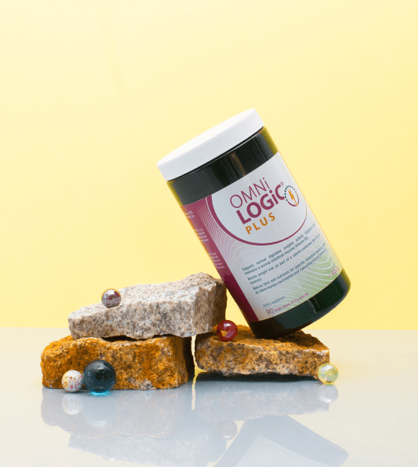 Probiotyk OMNi-LOGiC Plus wraz z opakowaniem