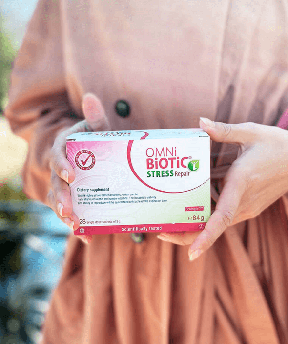 Kobieta trzyma probiotyk OMNi-BiOTiC® Stress Repair